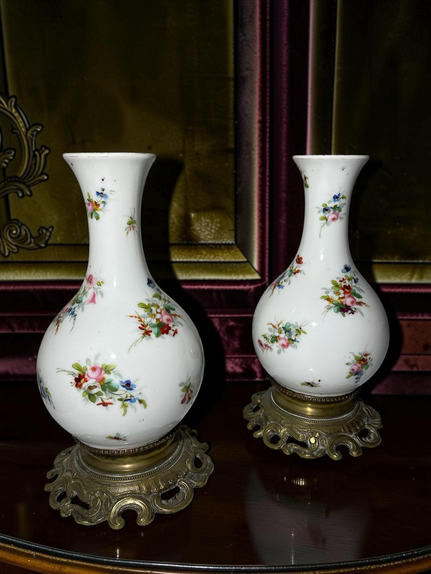 Pair of antique vases in hand-painted porcelain and bronze – Décor