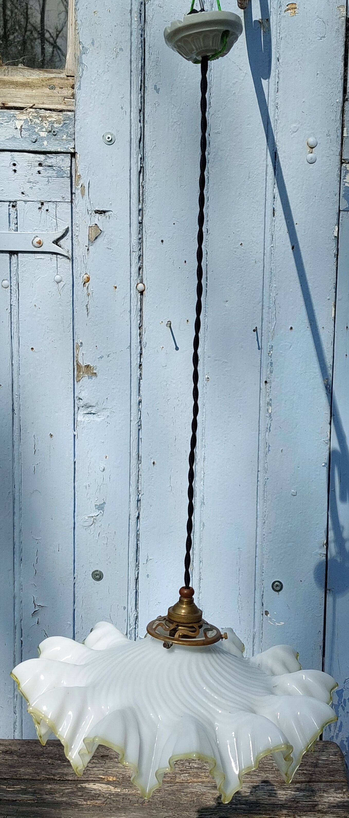 White and yellow opaline suspension