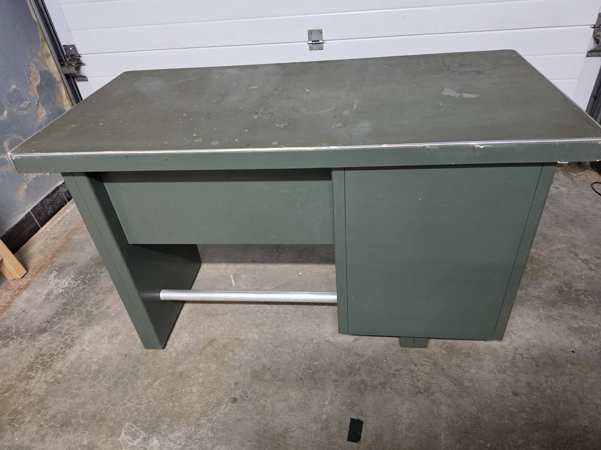 Strafor industrial desk
