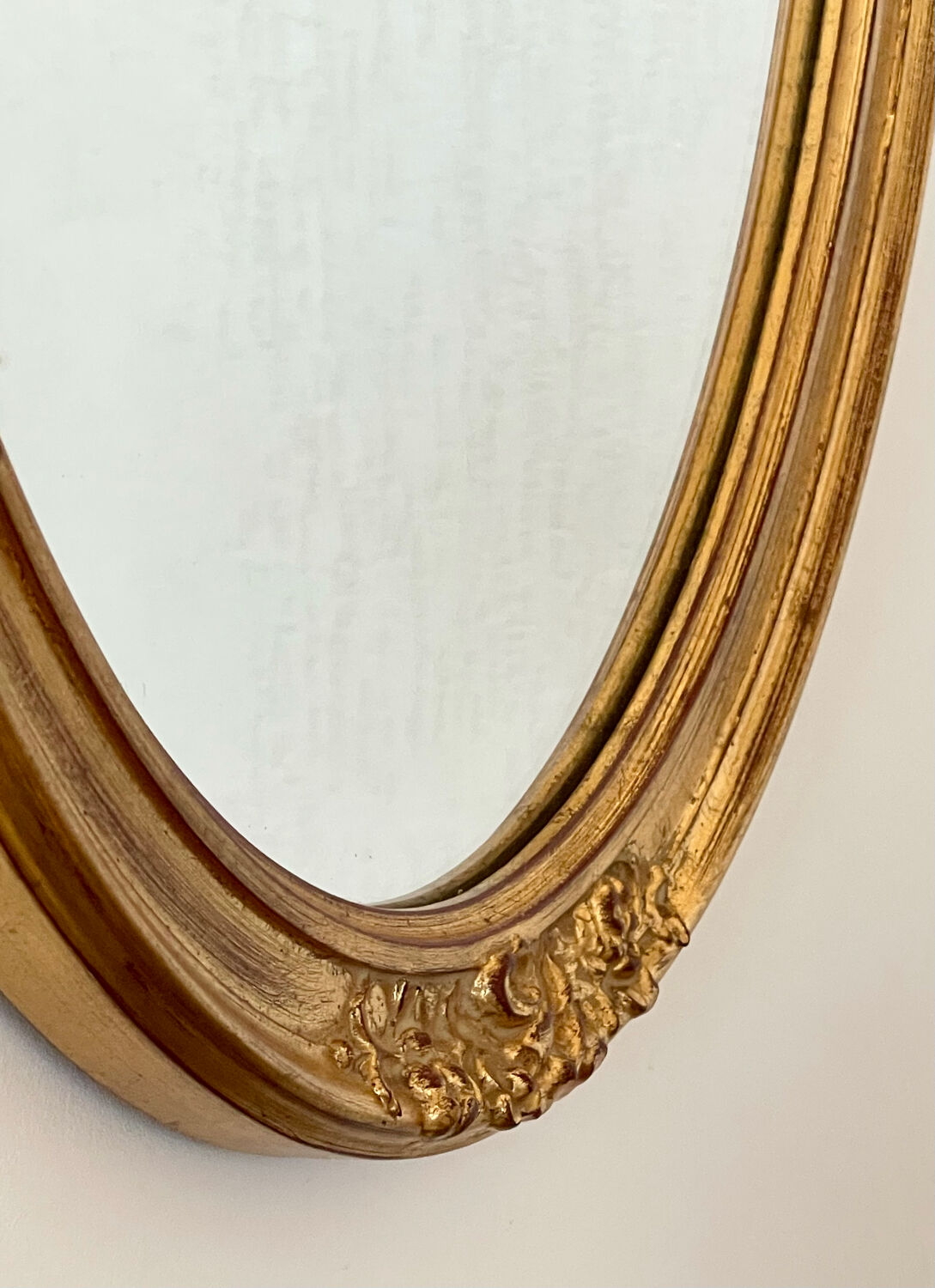 Oval mirror in carved wood