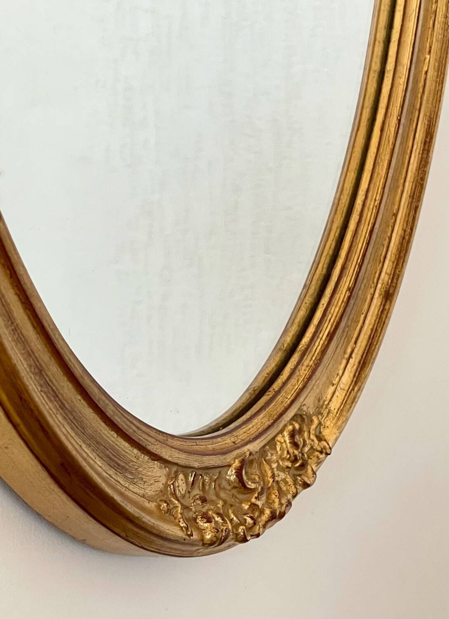 Oval mirror in carved wood