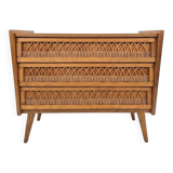 Vintage chest of drawers in oak and rattan from the 1960s.
