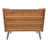 Vintage chest of drawers in oak and rattan from the 1960s.