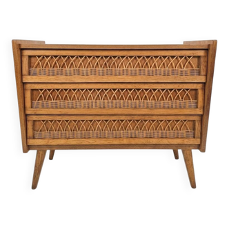 Vintage chest of drawers in oak and rattan from the 1960s.