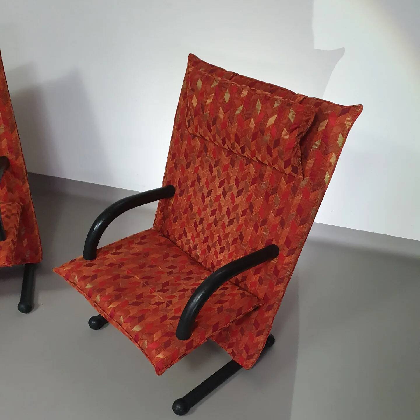 2 x Designed by Burkhard Vogtherr. Manufactured by Arflex in Italy. This Post-Modern ’ T-Line ’