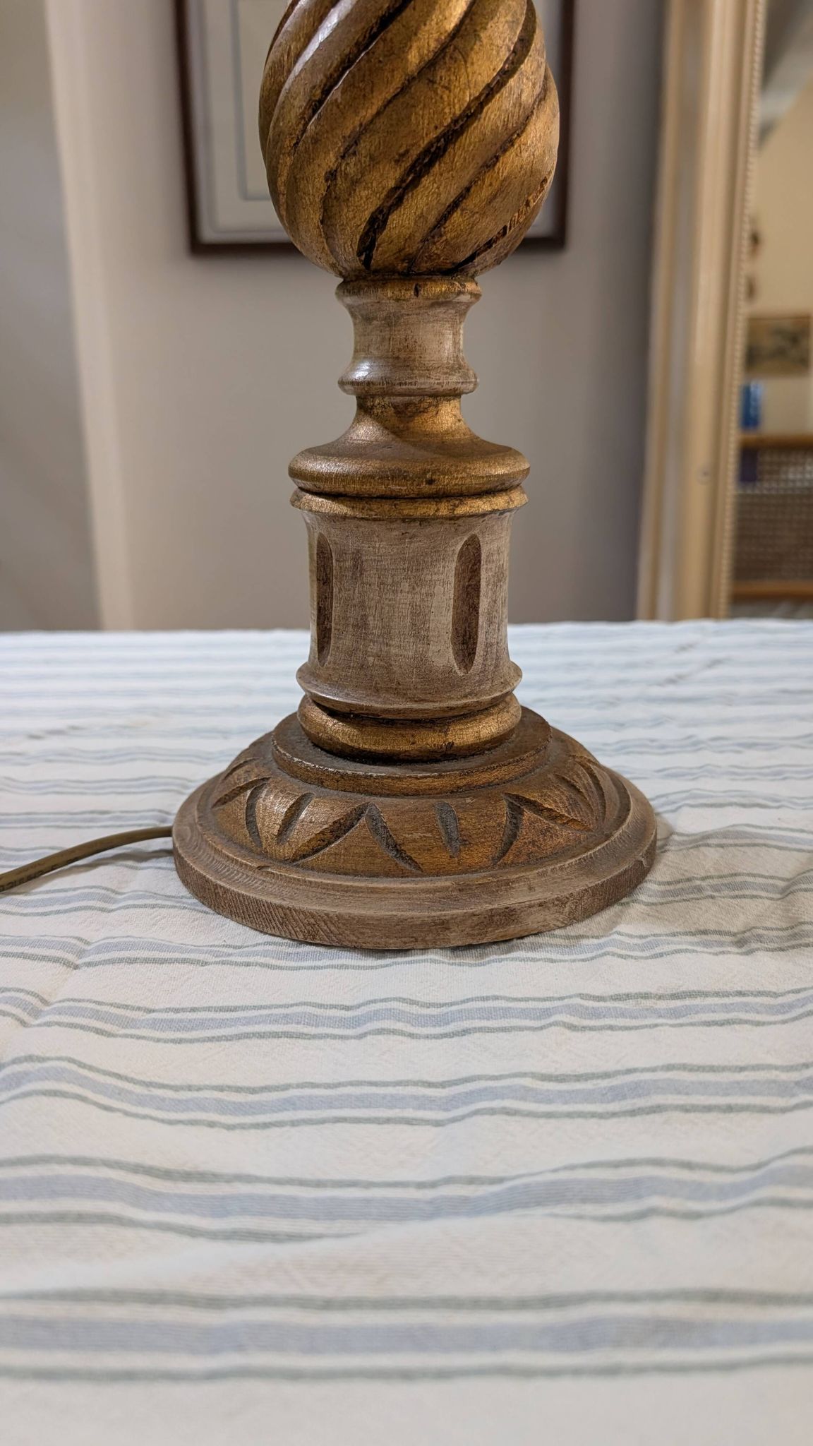 Pied de lampe en bois