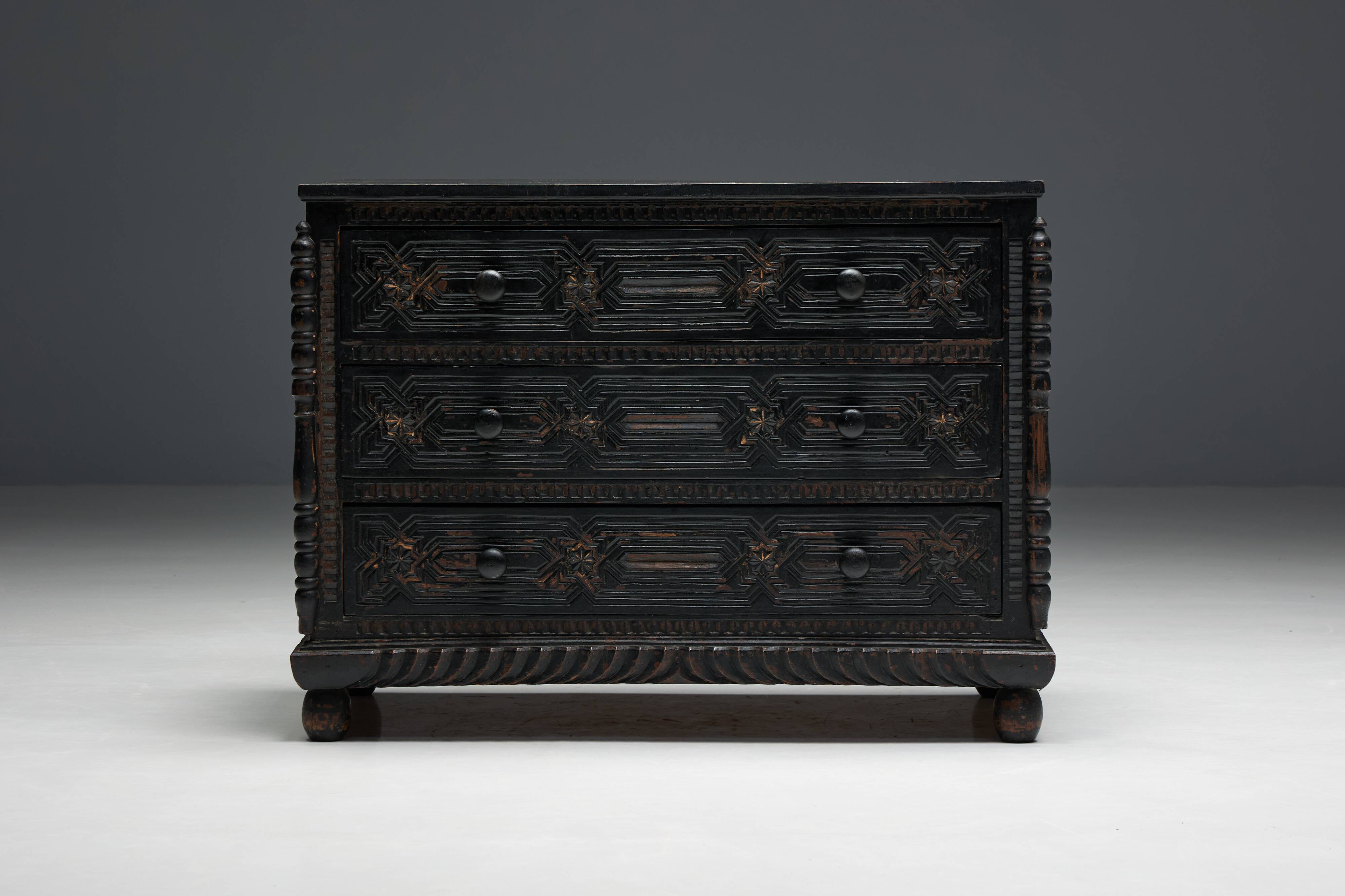 Commode à Tiroirs en Chêne Sculpté à la Main, France, 18ème Siècle