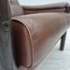 Fauteuil danois années 1970, état d'origine, cuir d'ameublement, bois de chêne foncé.