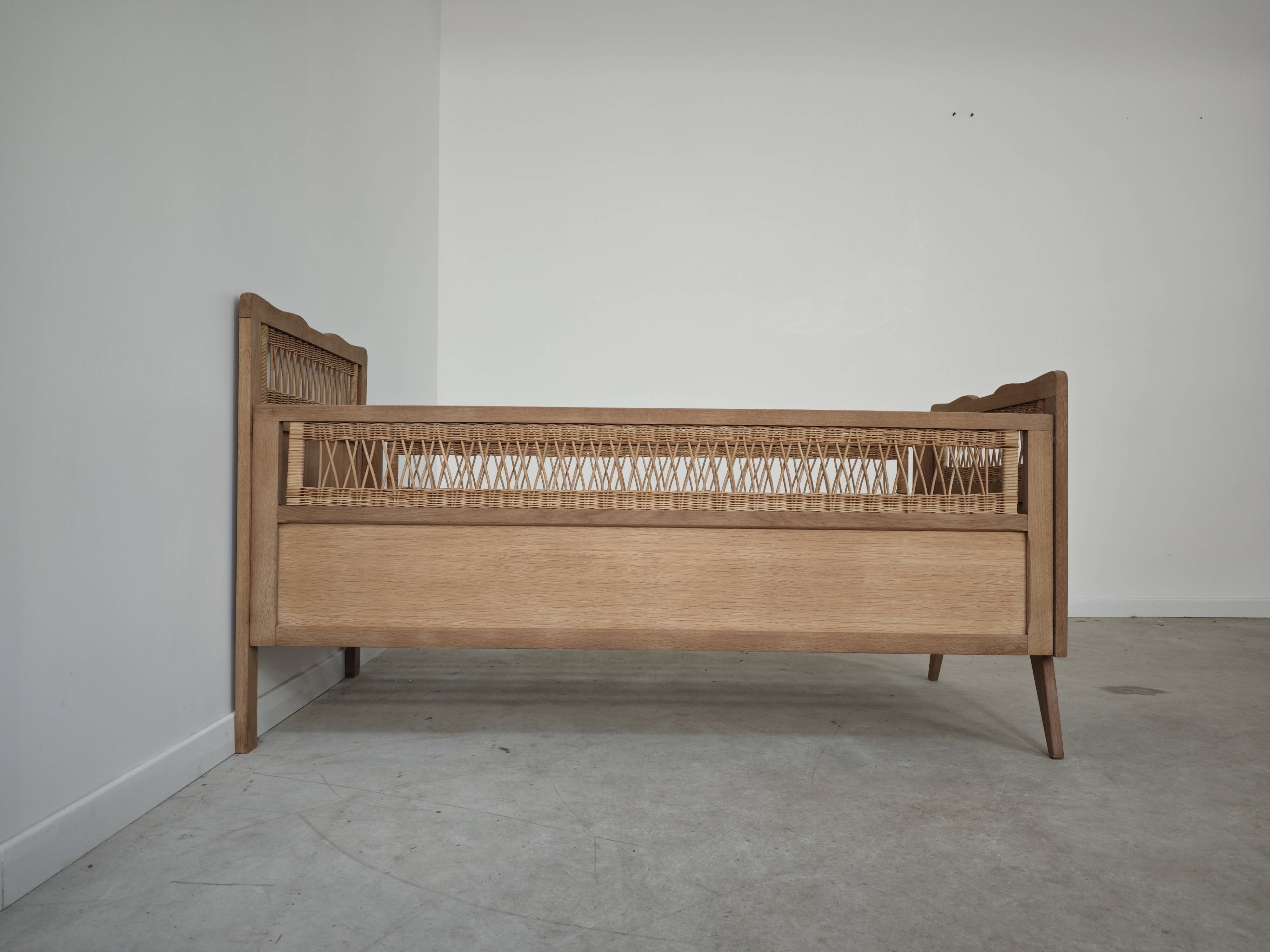 Children's bed in wood and sandblasted rattan from the 1960s.