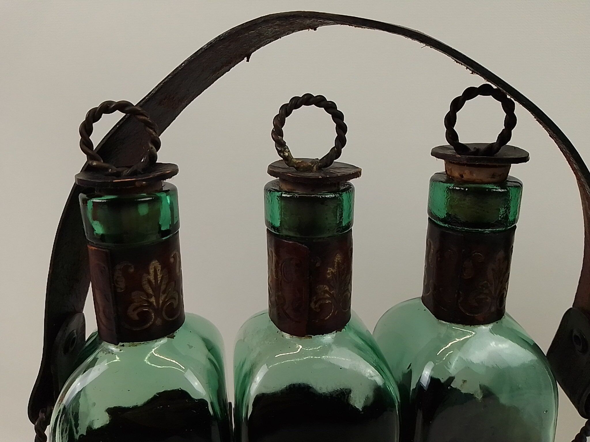 Set 3 bottles with leather bottle holders