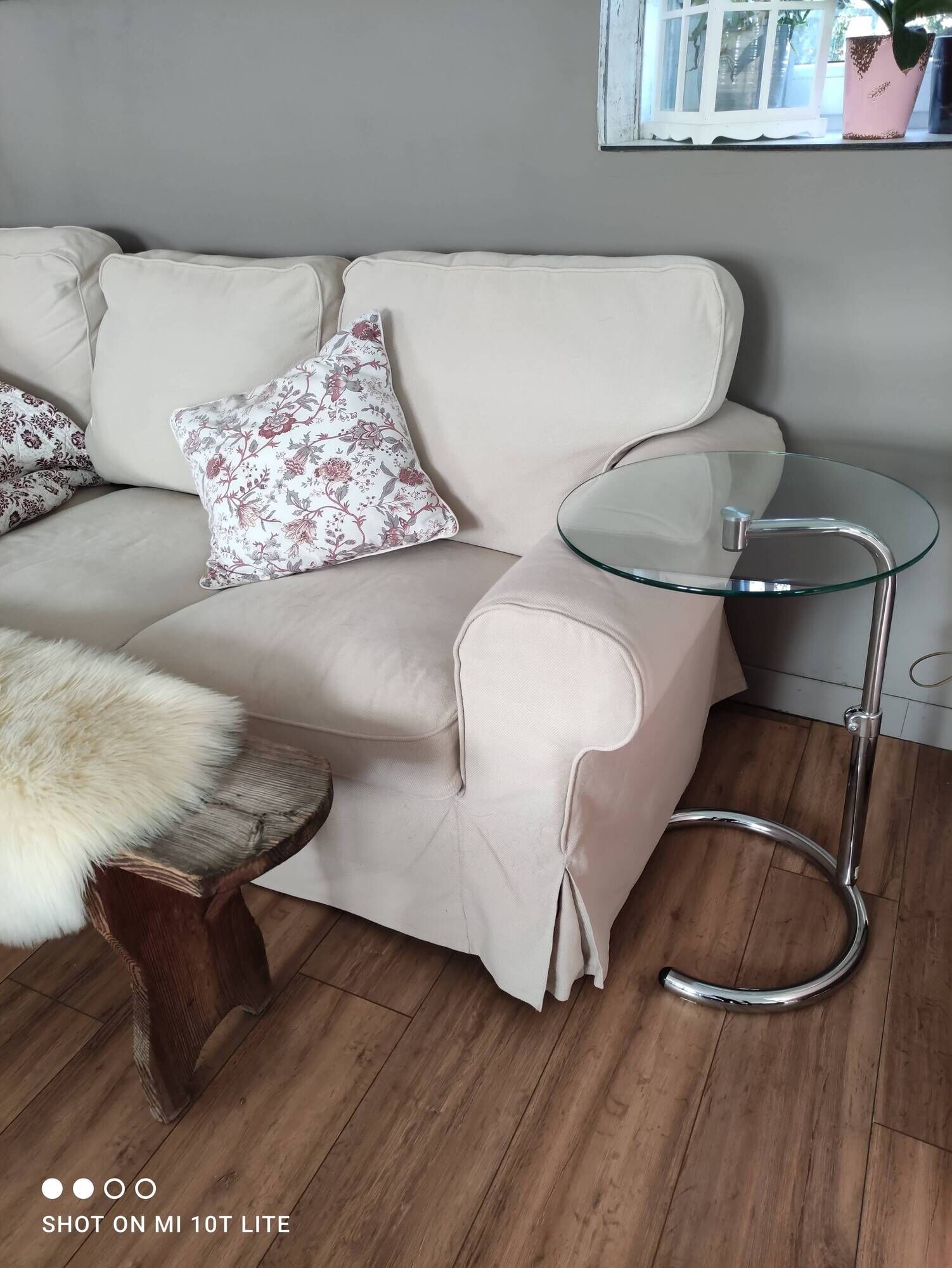 End of sofa, pedestal table, side table paget top in chrome-plated glass base