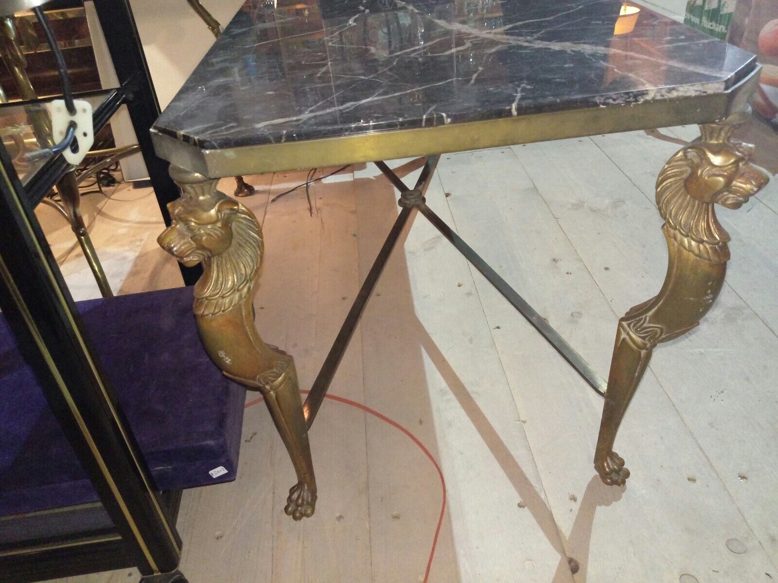 Table basse en marbre pieds avec des lions en bronze