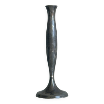 Soliflore vase en métal argenté au design élancé et minimaliste.