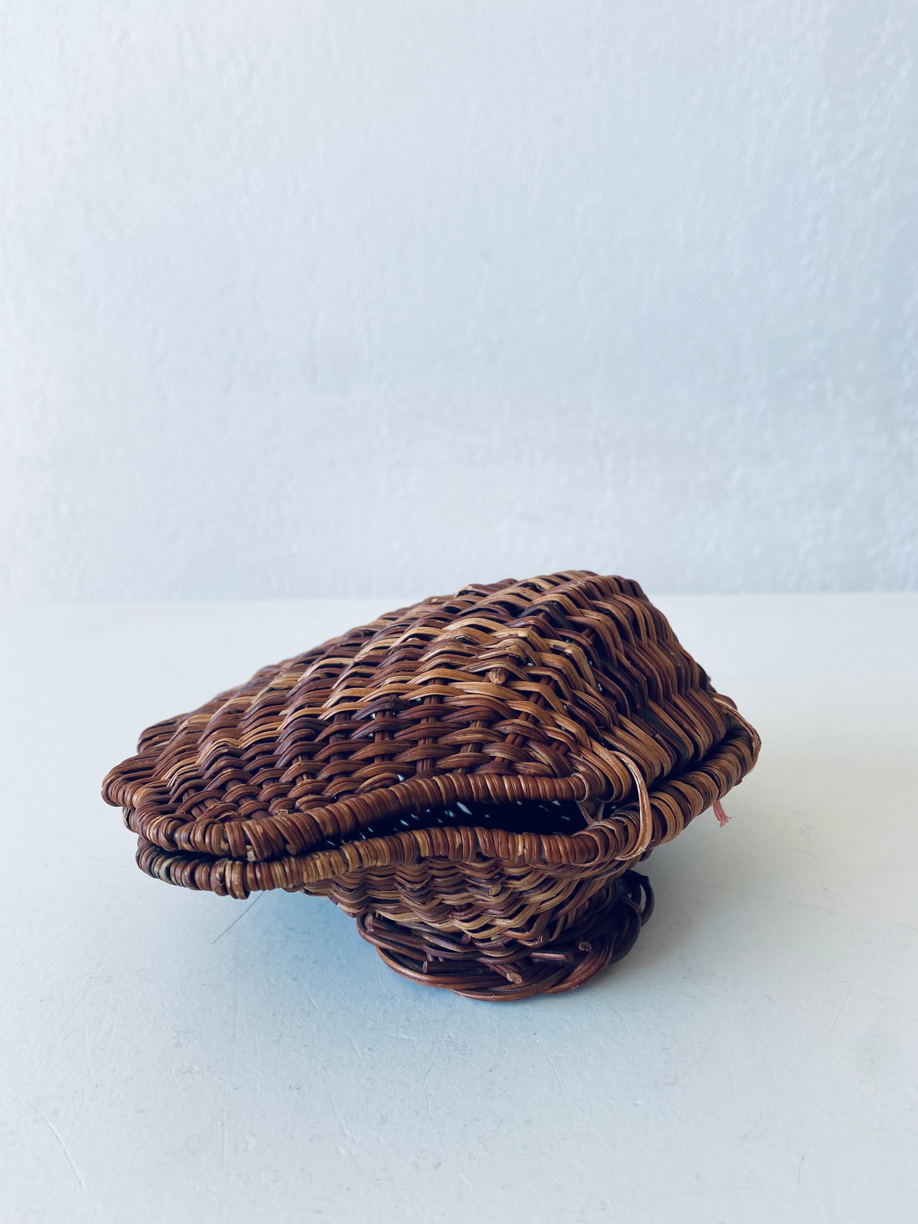 Wicker shell box