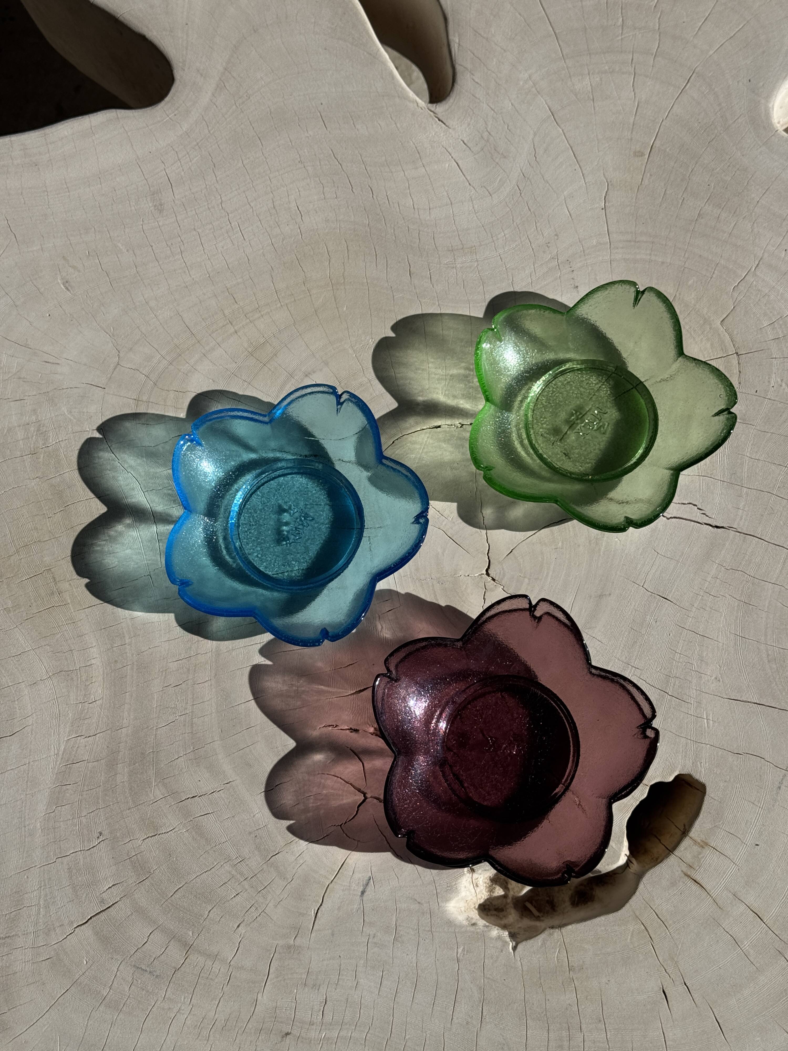 6 vintage flower-shaped bowls, XVM brand on the bottom