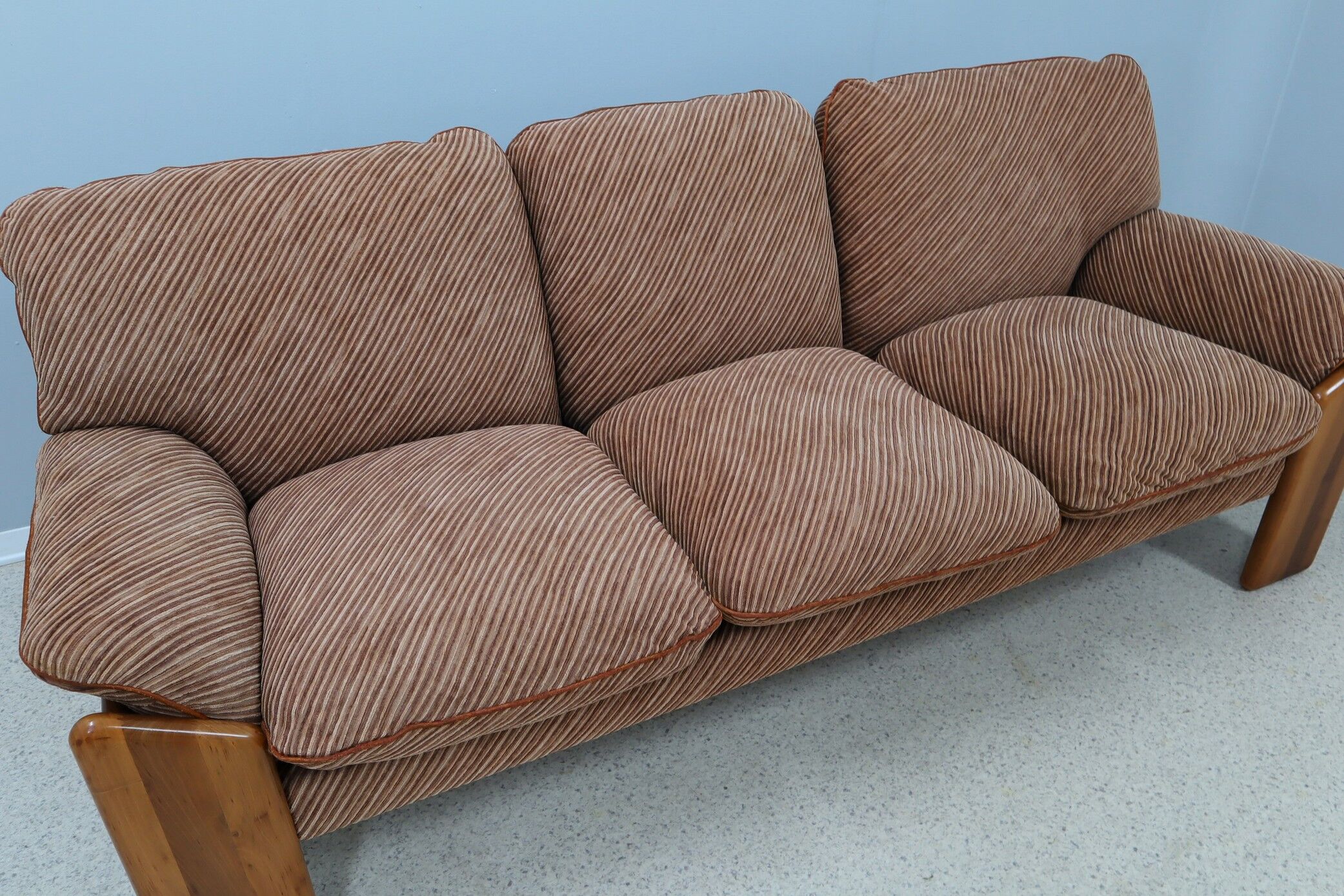 Mobil girgi 3-seater walnut sofa 1970s