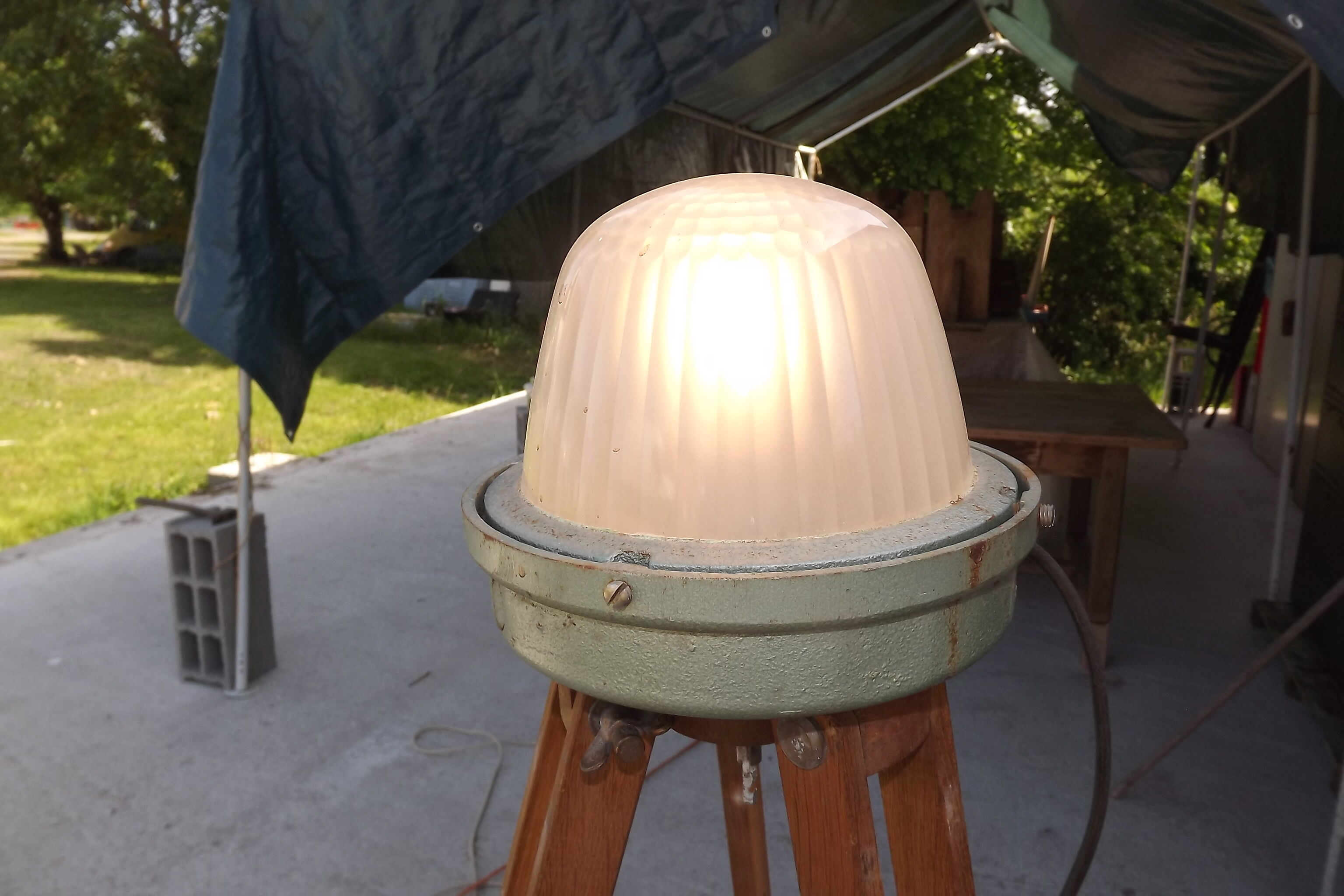 Lampe industrielle sur trépied chêne années 50