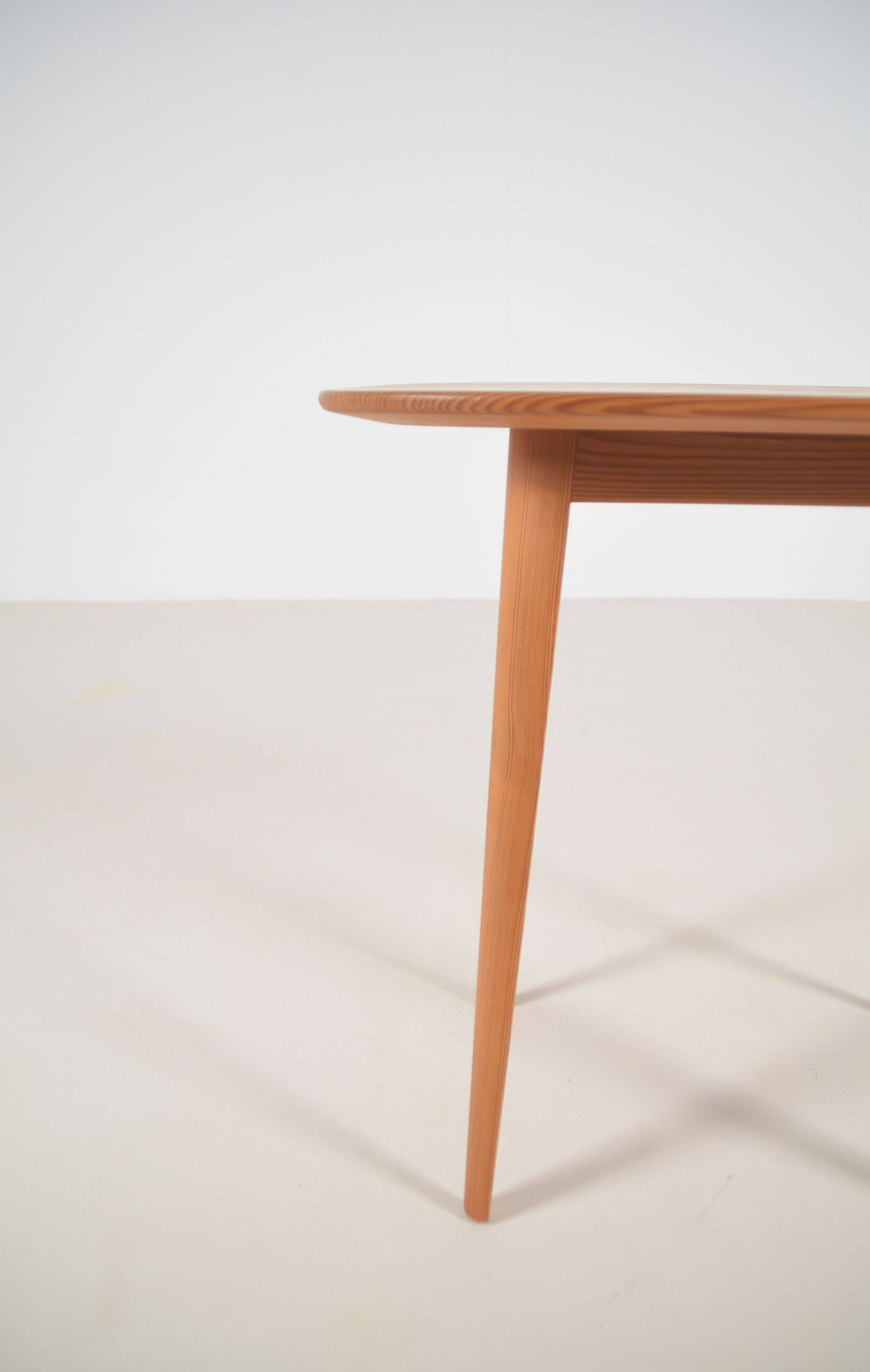 Table d'appoint suédoise Sparven conçue par Carl Malmsten, années 1950.