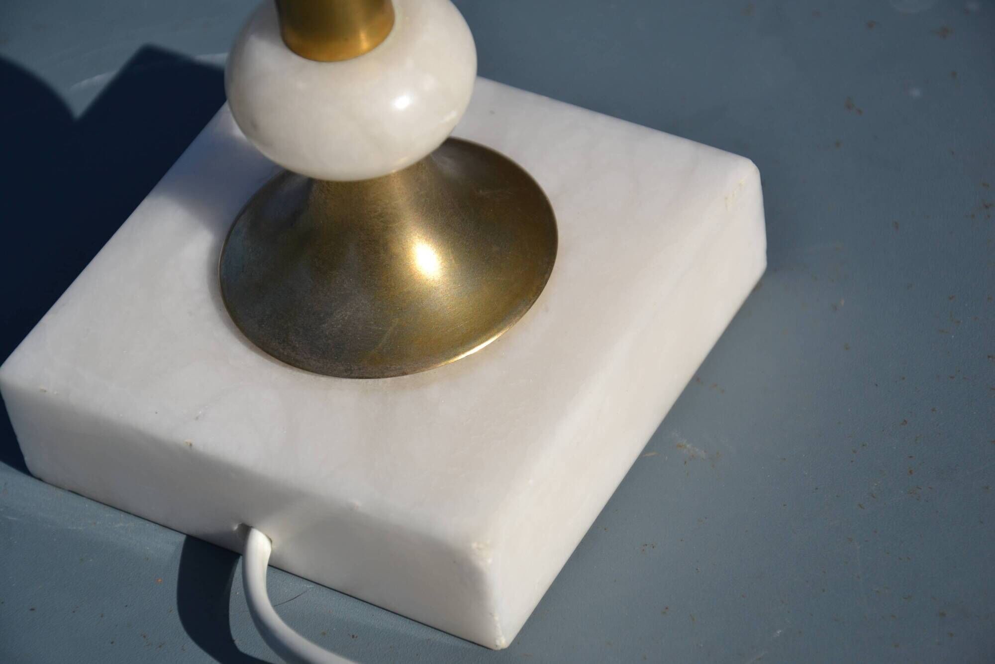 Lamp in white alabaster and brass
