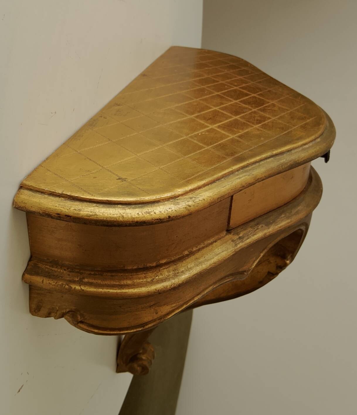 Vintage Italian wall console in Florentine/Louis XV style.