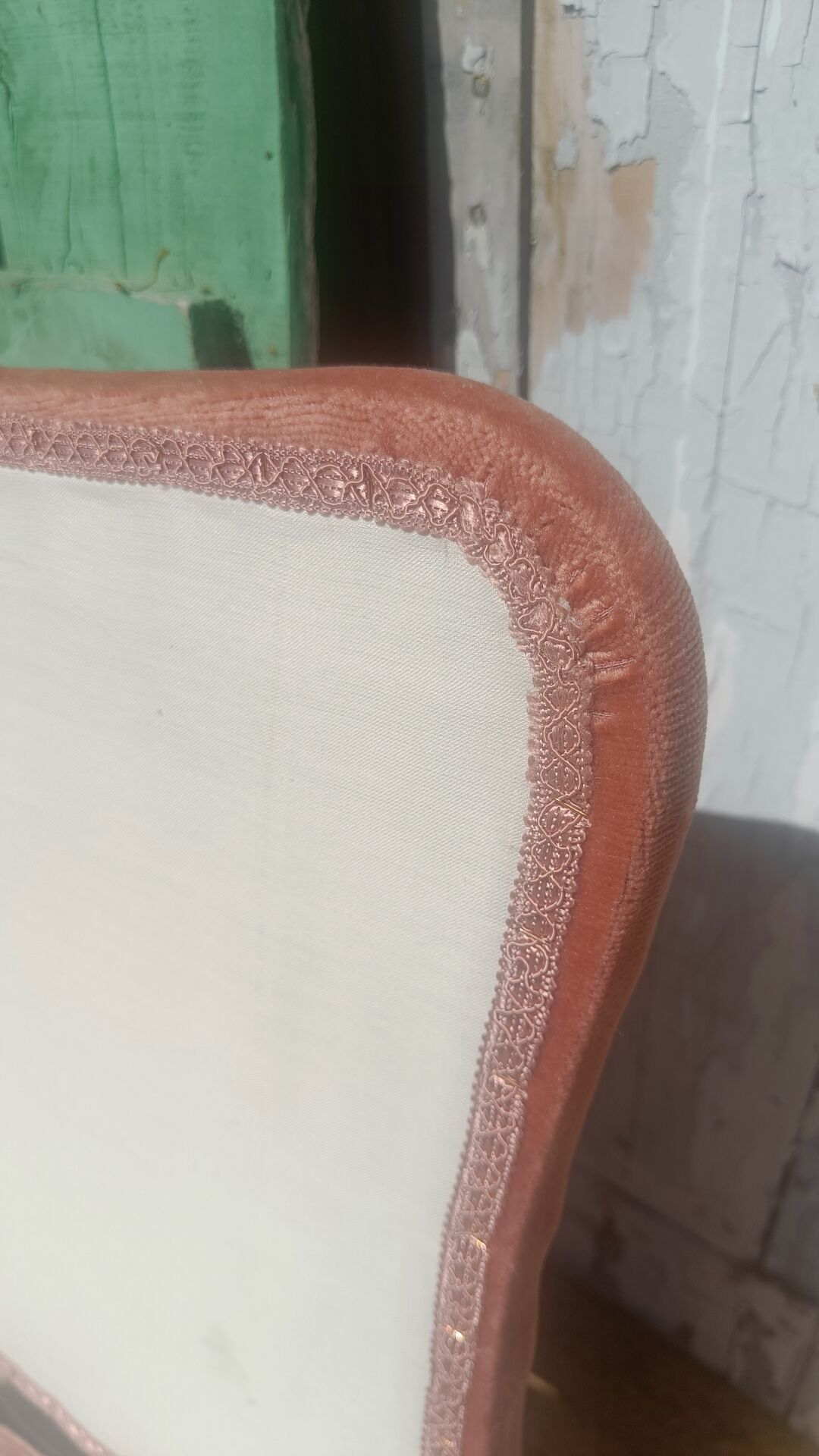 Pouf coffre en velours rose à franges, vers 1950-1960