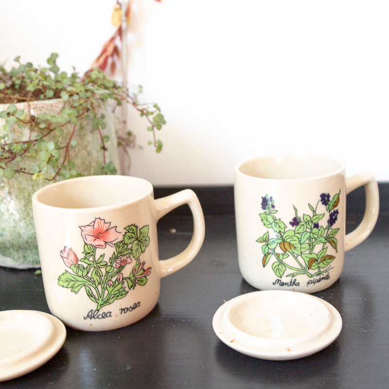 2 tea cups in enamelled speckled sandstone flower décor