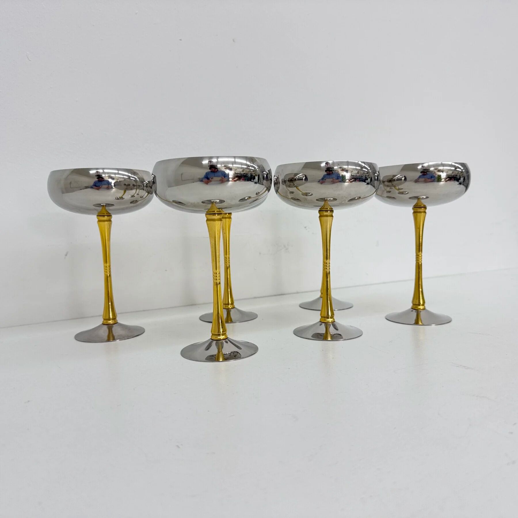 Ensemble de 6 coupes à champagne en acier inoxydable et laiton italien des années 1970.