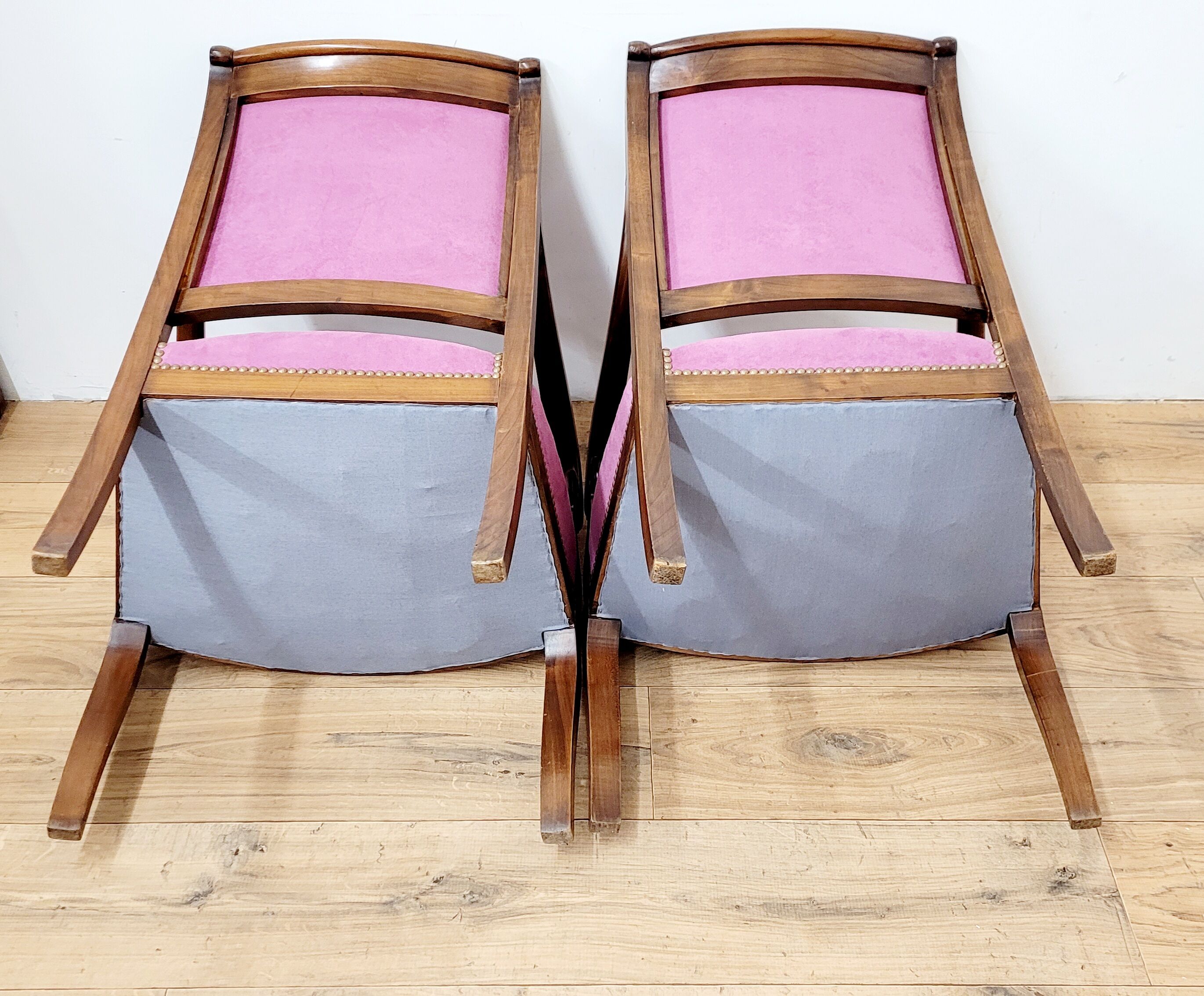 Deux fauteuils à crosse en bois