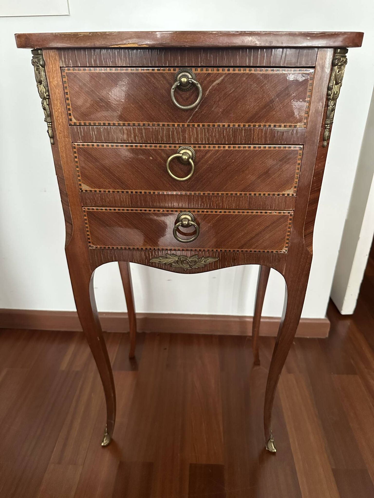 Petite table de chevet en marqueterie de style Louis XV