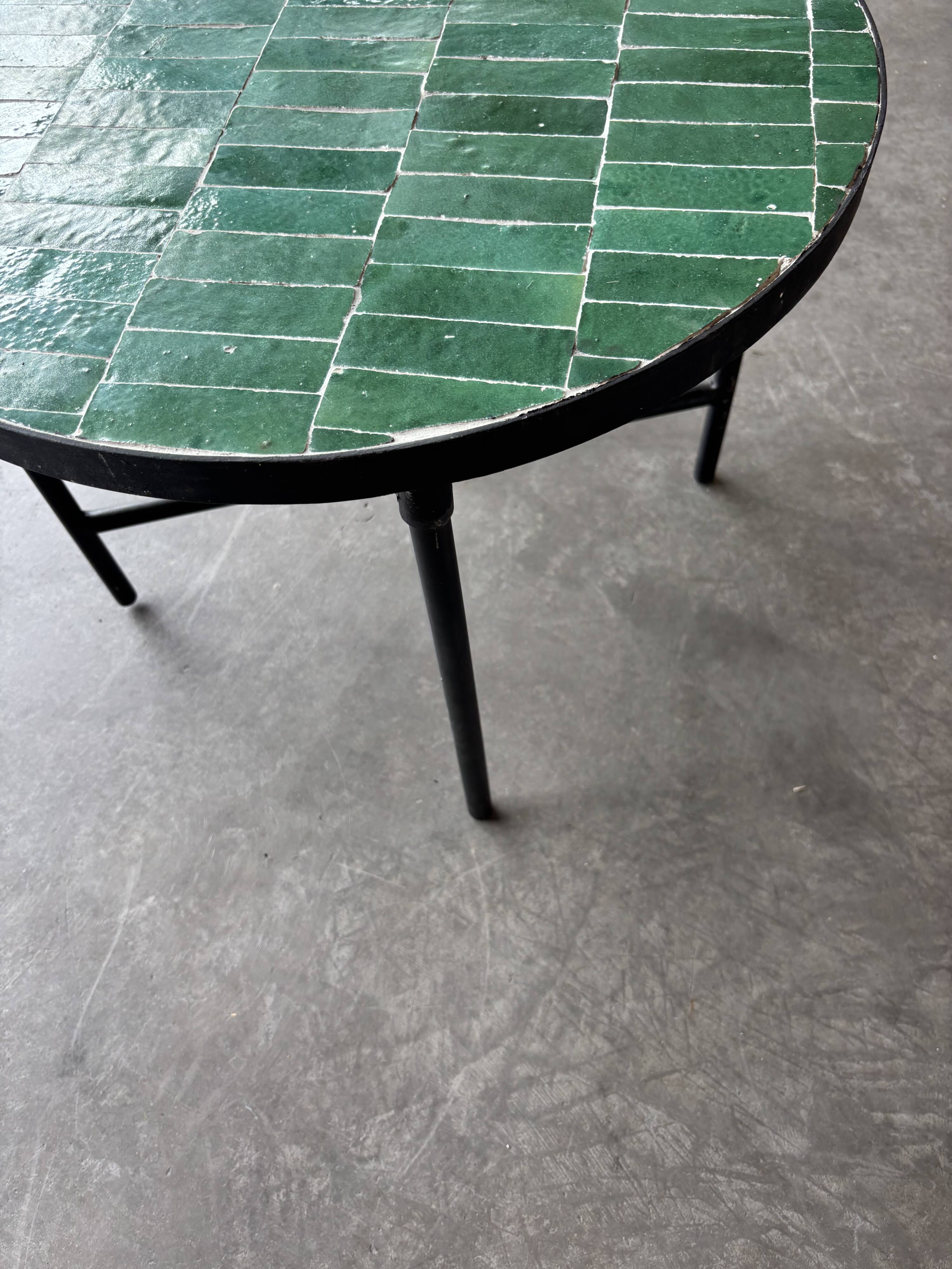 Round coffee table in emerald green zellige – Moroccan craftsmanship