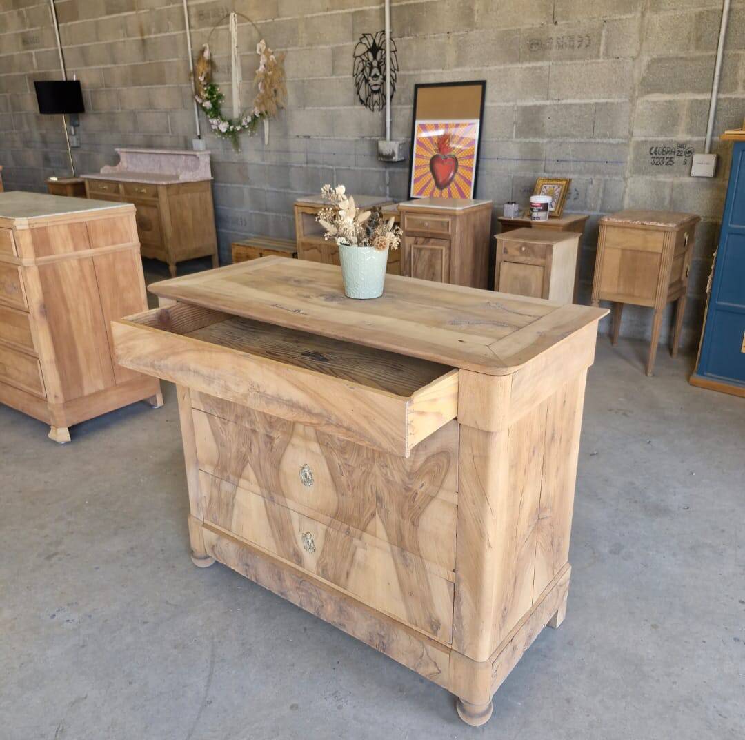 Commode Louis-Philippe en noyer – entièrement aérogommée