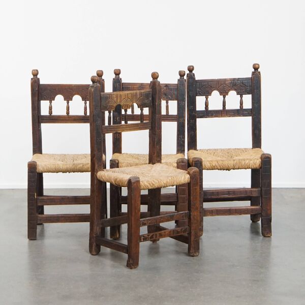 Ensemble de 4 chaises de campagne espagnoles antiques avec sièges en rotin tressé