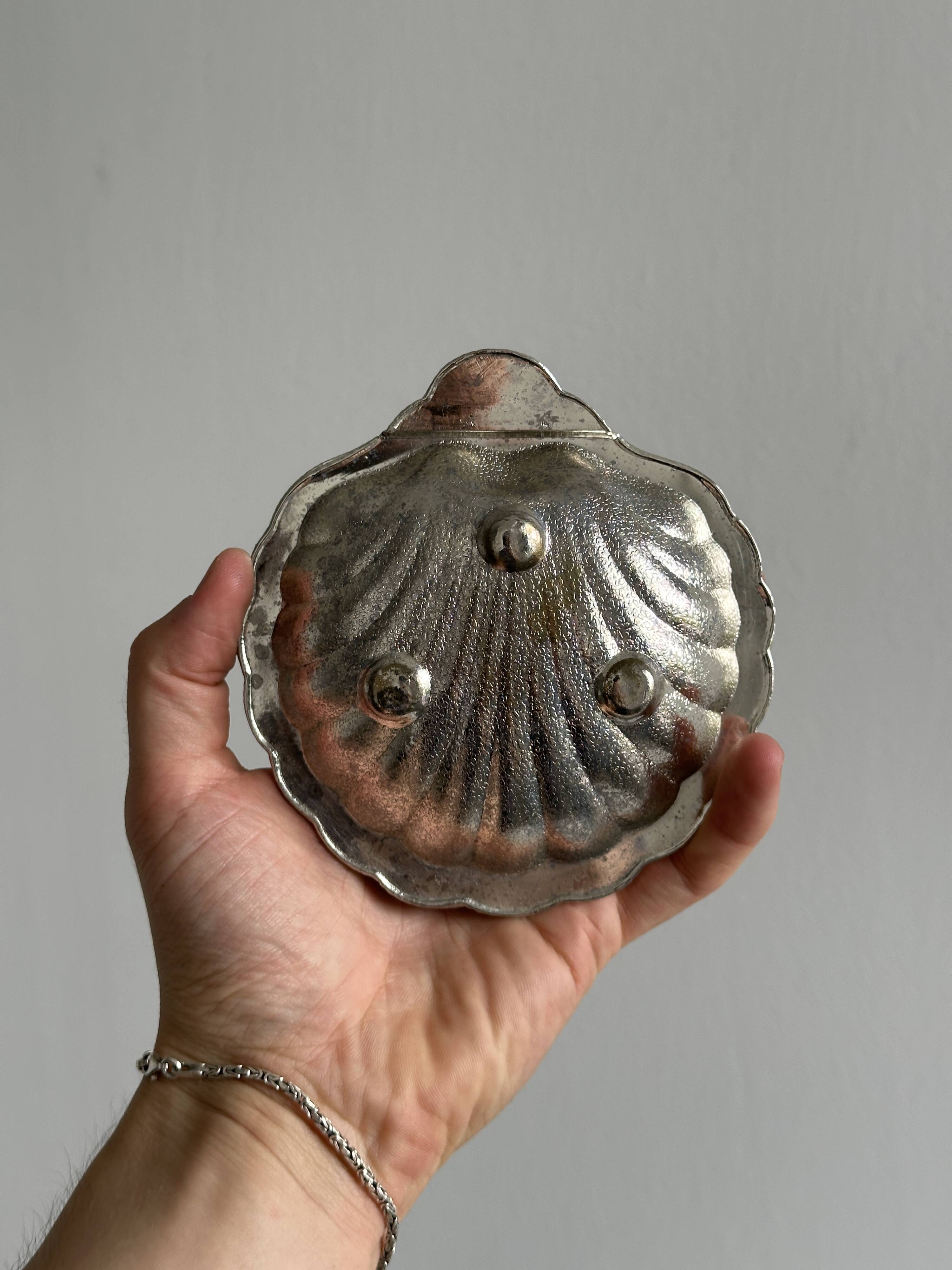 Silver-plated metal shell-shaped butter dish