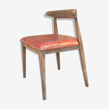 Wooden chair with thick leather seat