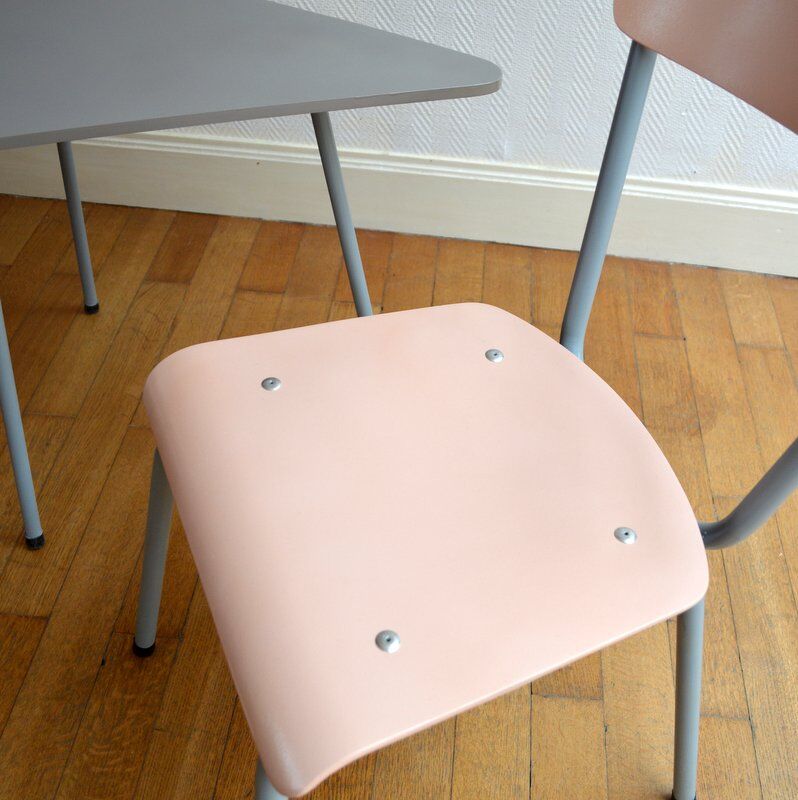 Tripod table and vintage chairs 1950