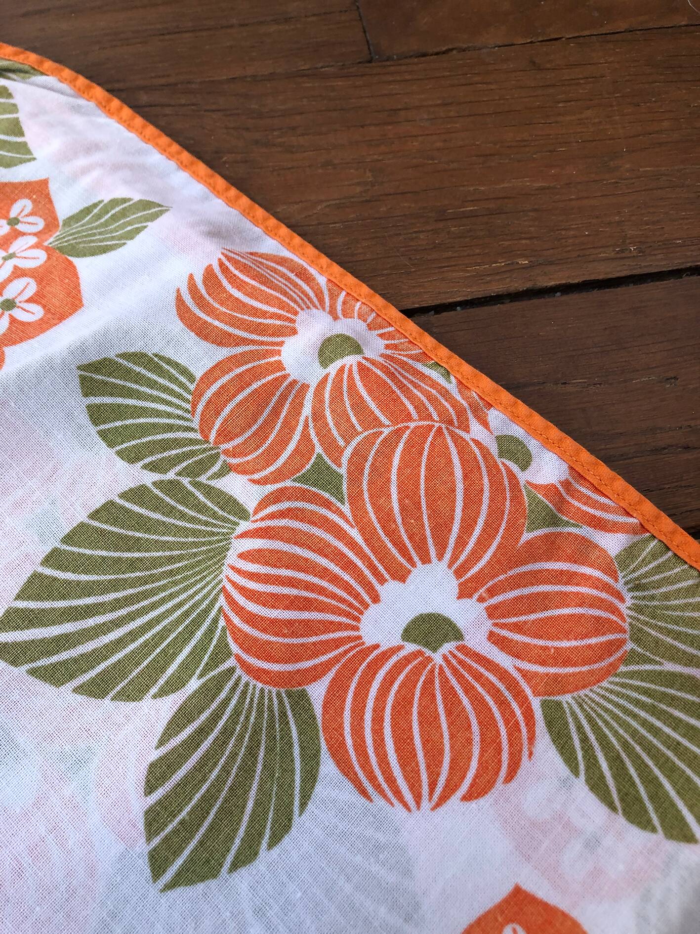 Nappe et serviettes à fleurs, années 70