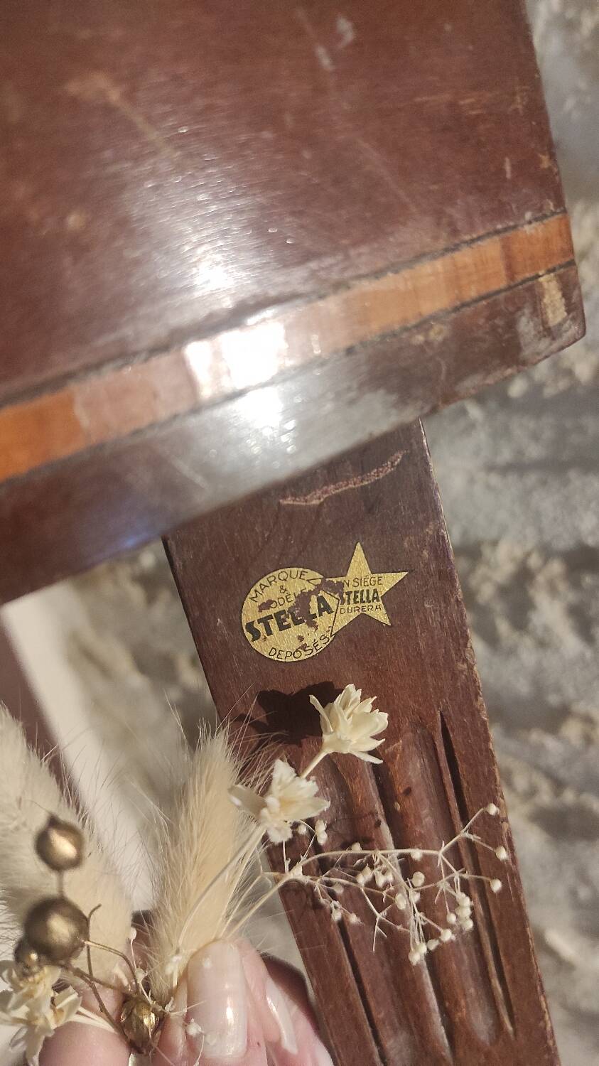 Stella triangular table