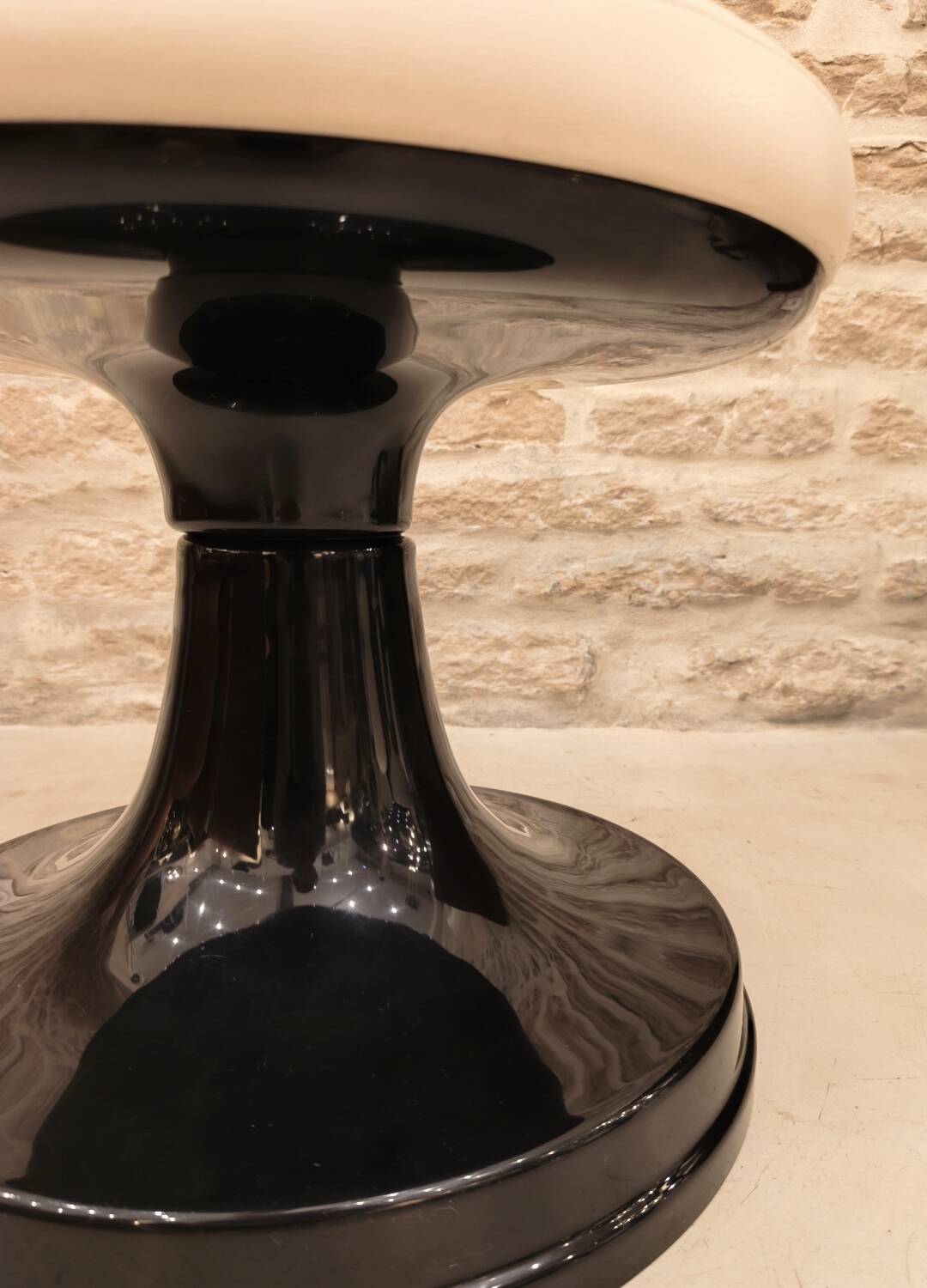 Large tulip stool/ottoman, 1970s design.