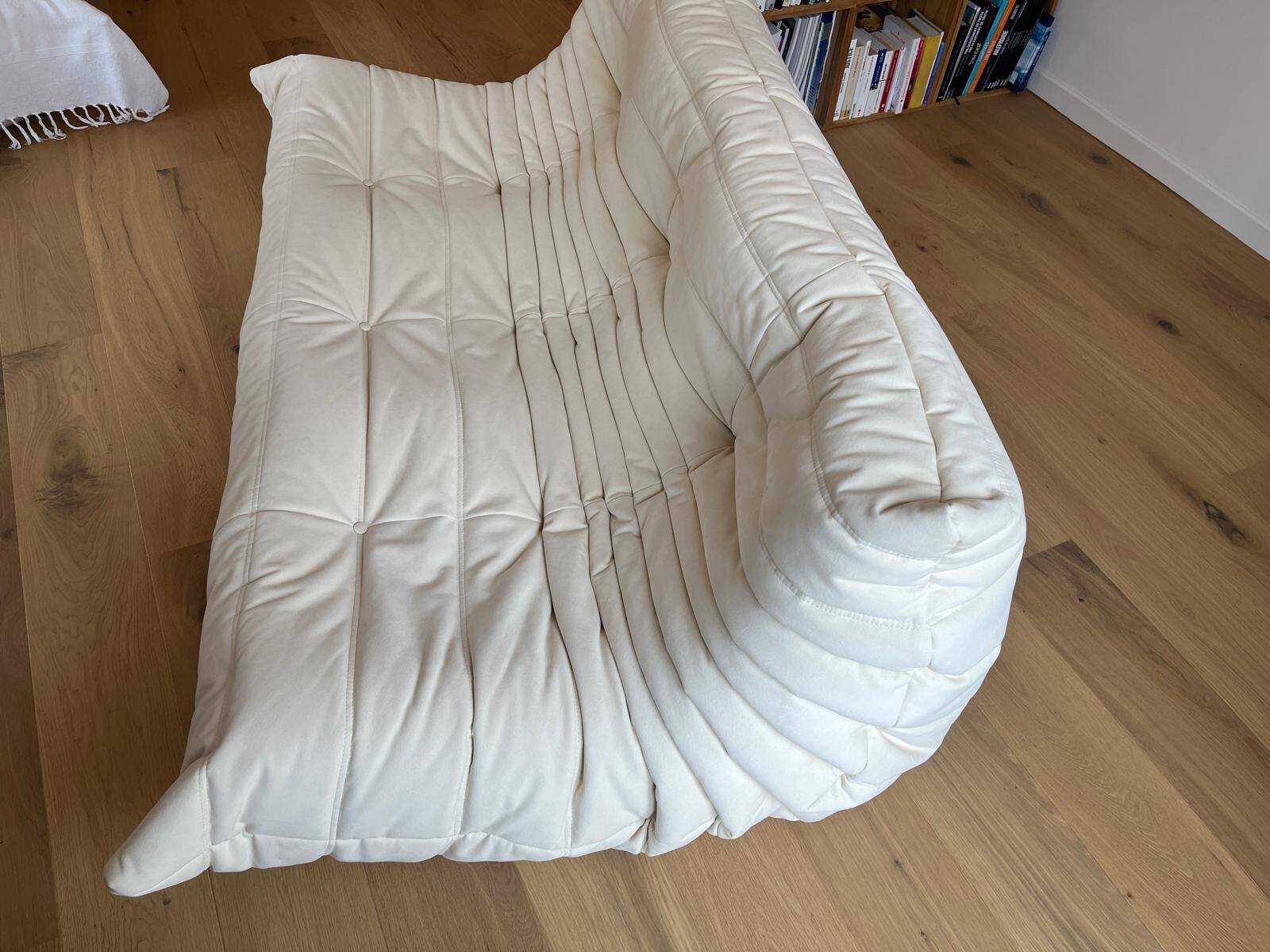Canapé 3 places Togo Ligne Roset en Alcantara coloris Eggshell
