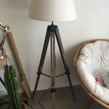 Tripod lamppost