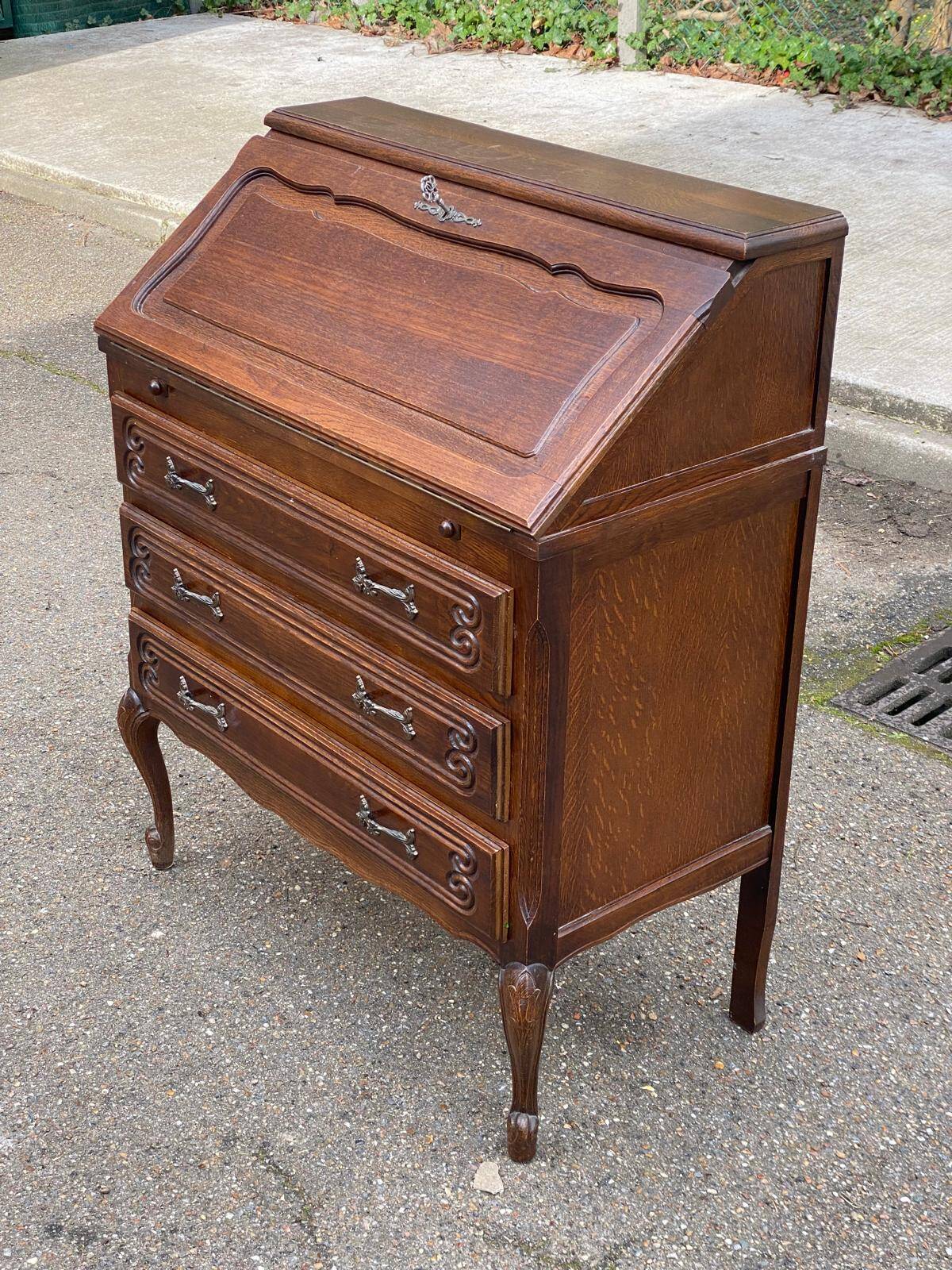Secretary desk with slanted top and 3 drawers in Louis XV style.