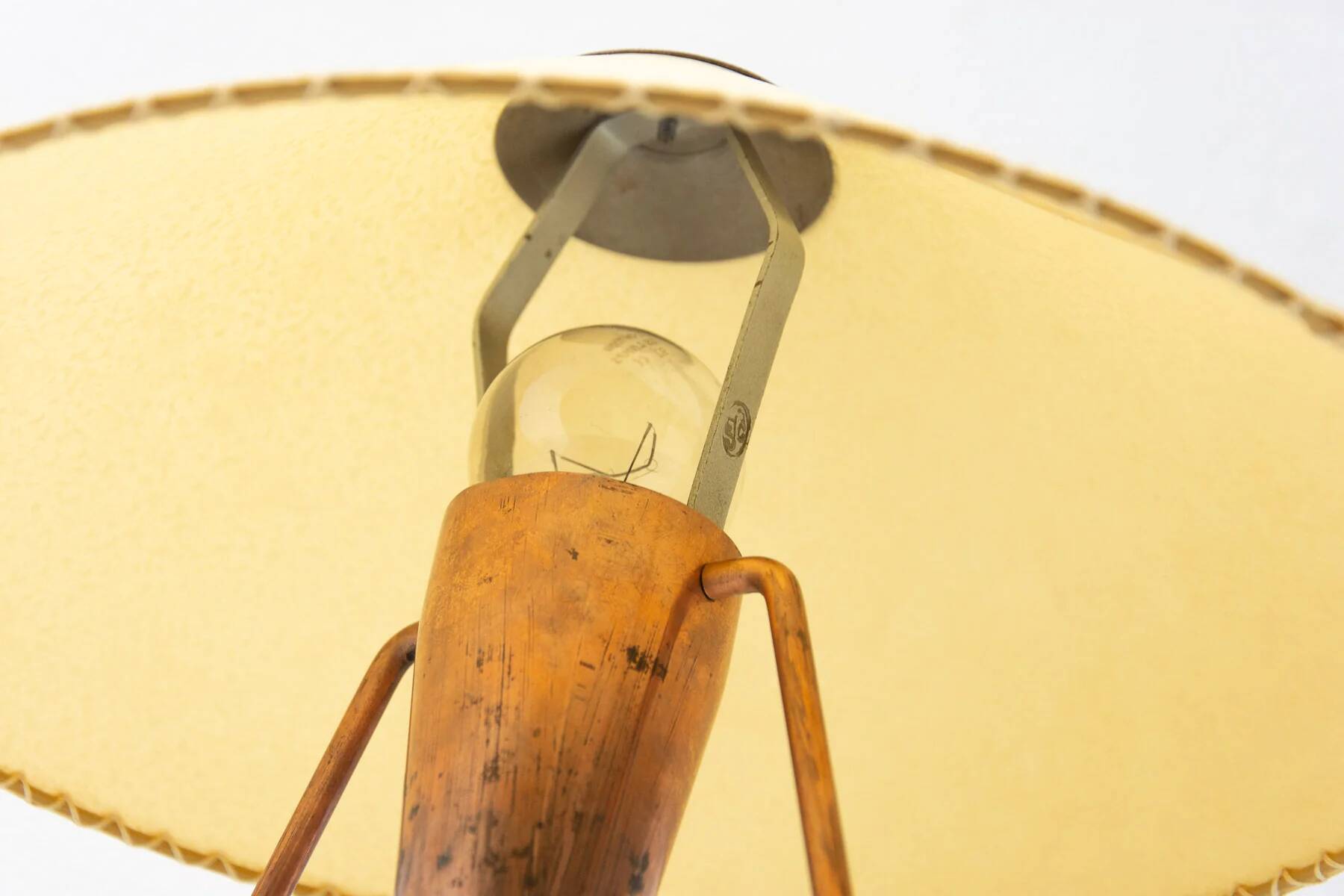 Lampe de table trépied tchèque des années 50 par Helena Frantová.