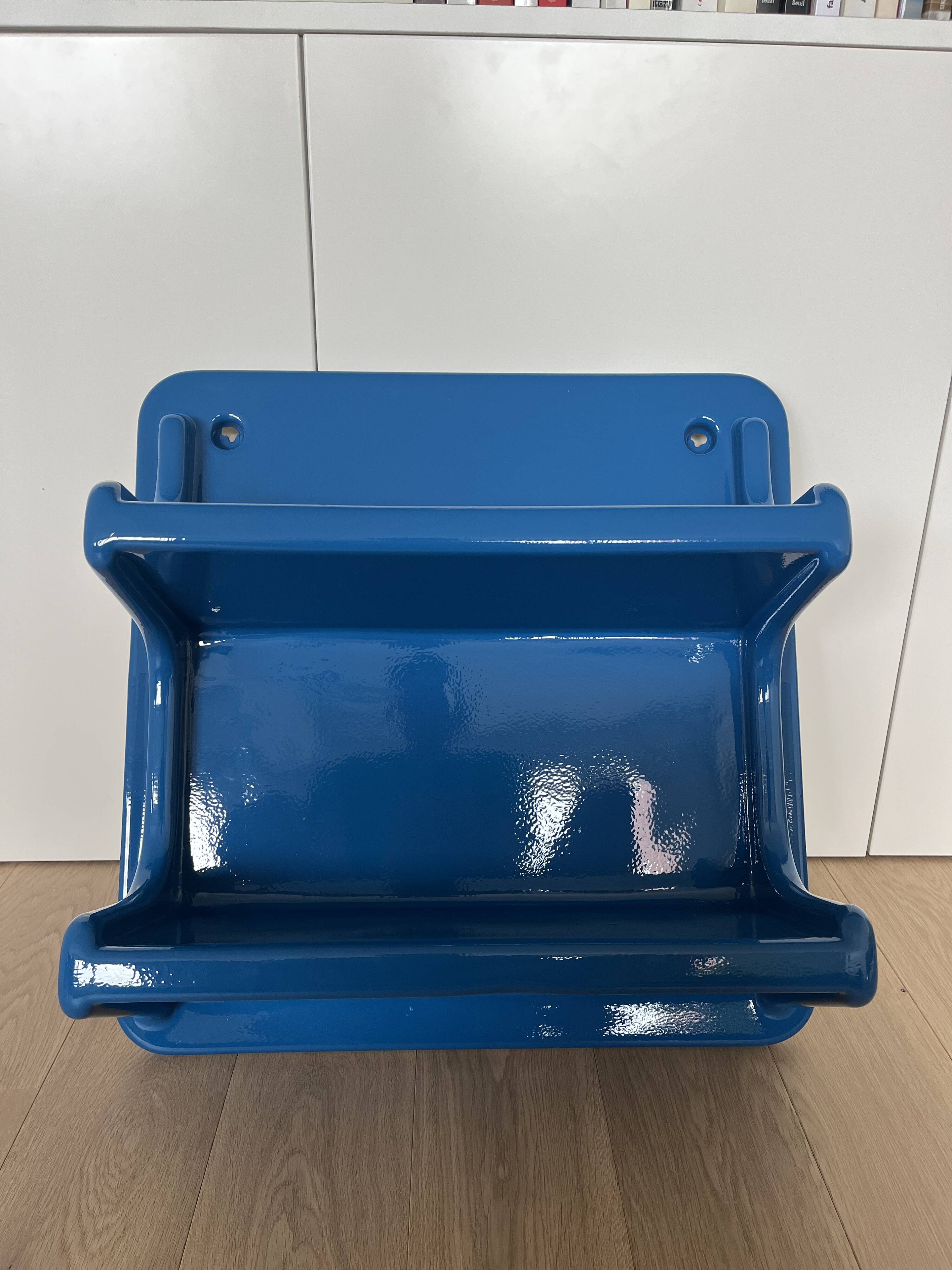 Plastic wall shelf by Jean-Paul Emonds alt