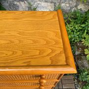 Dresser and its bedside table in rattan caning and vintage oak from the 1970s.