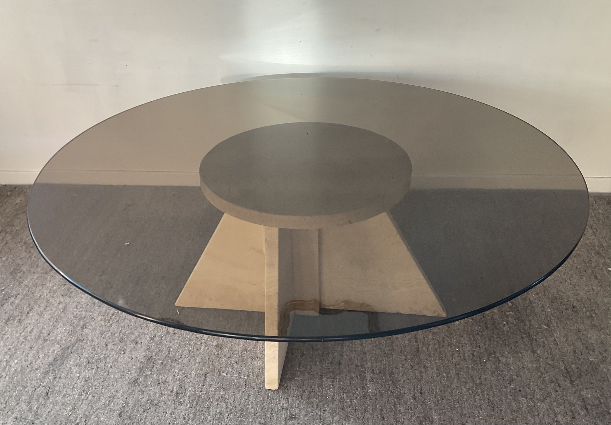 Table basse vintage en travertin et verre fumé années 70