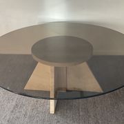 Table basse vintage en travertin et verre fumé années 70
