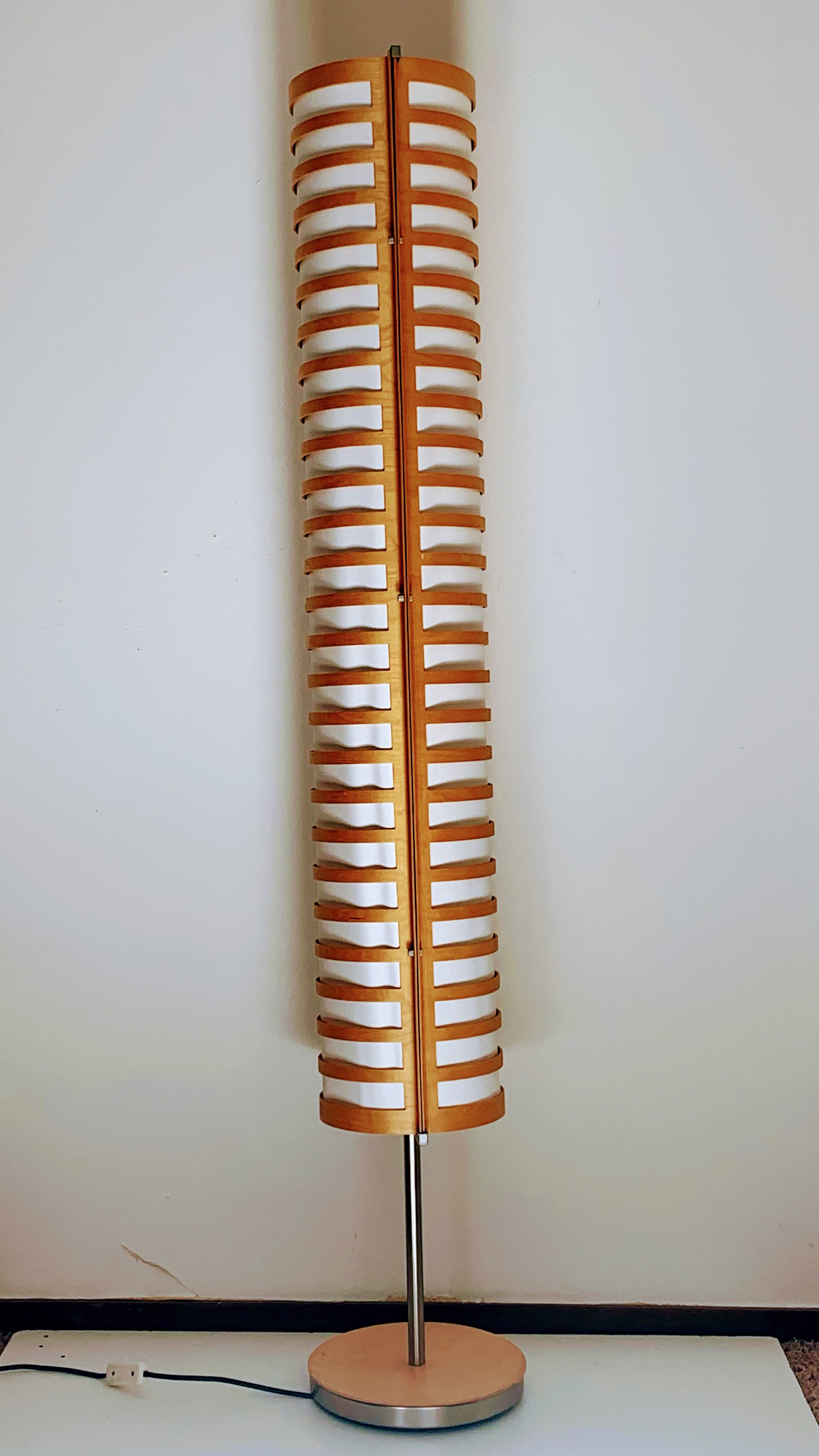 Lampadaire en bois de hêtre et textile Ikea Strimma