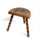 Tabouret tripode demi lune
