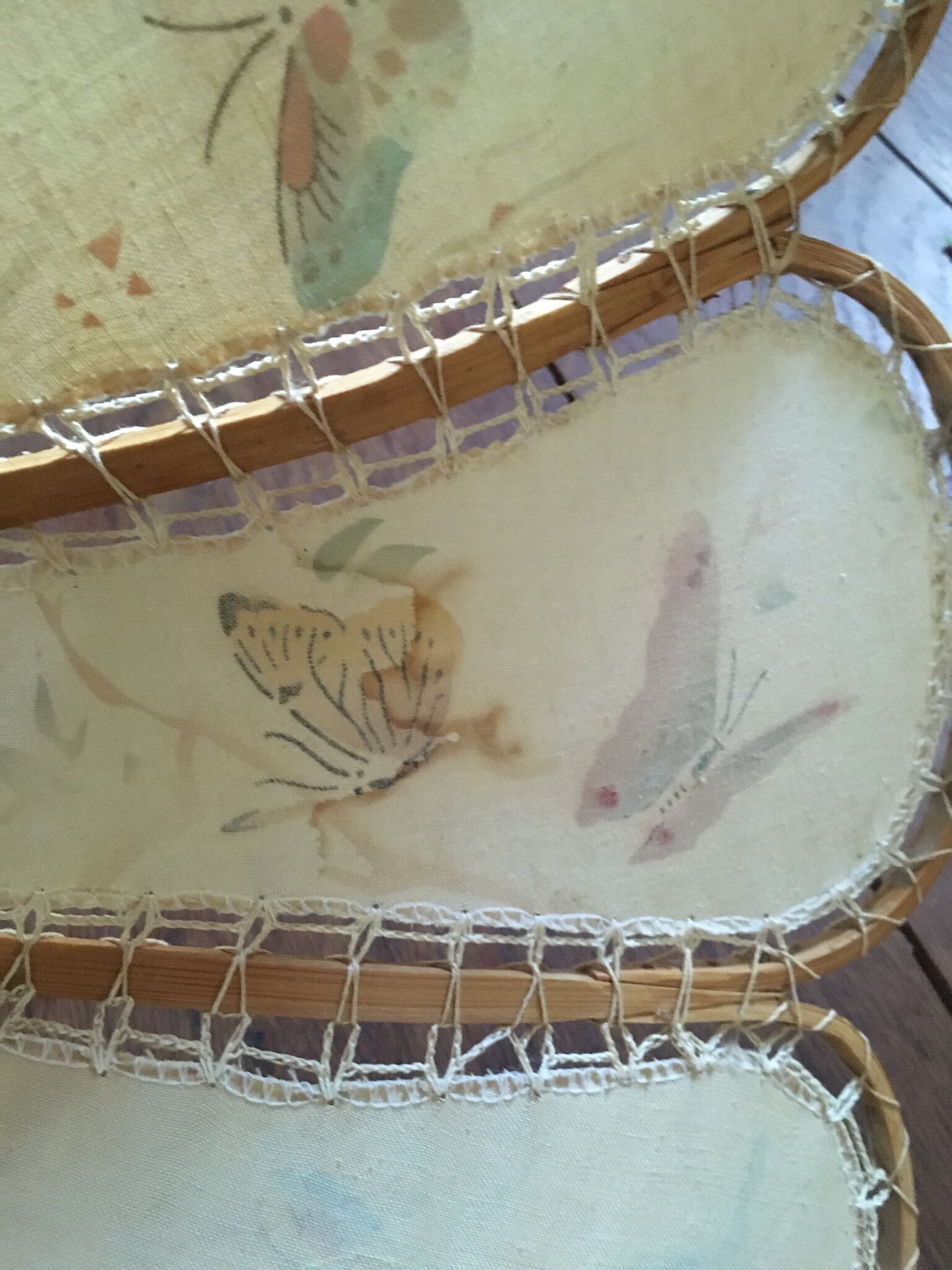 Suspension flower fabric and wood.