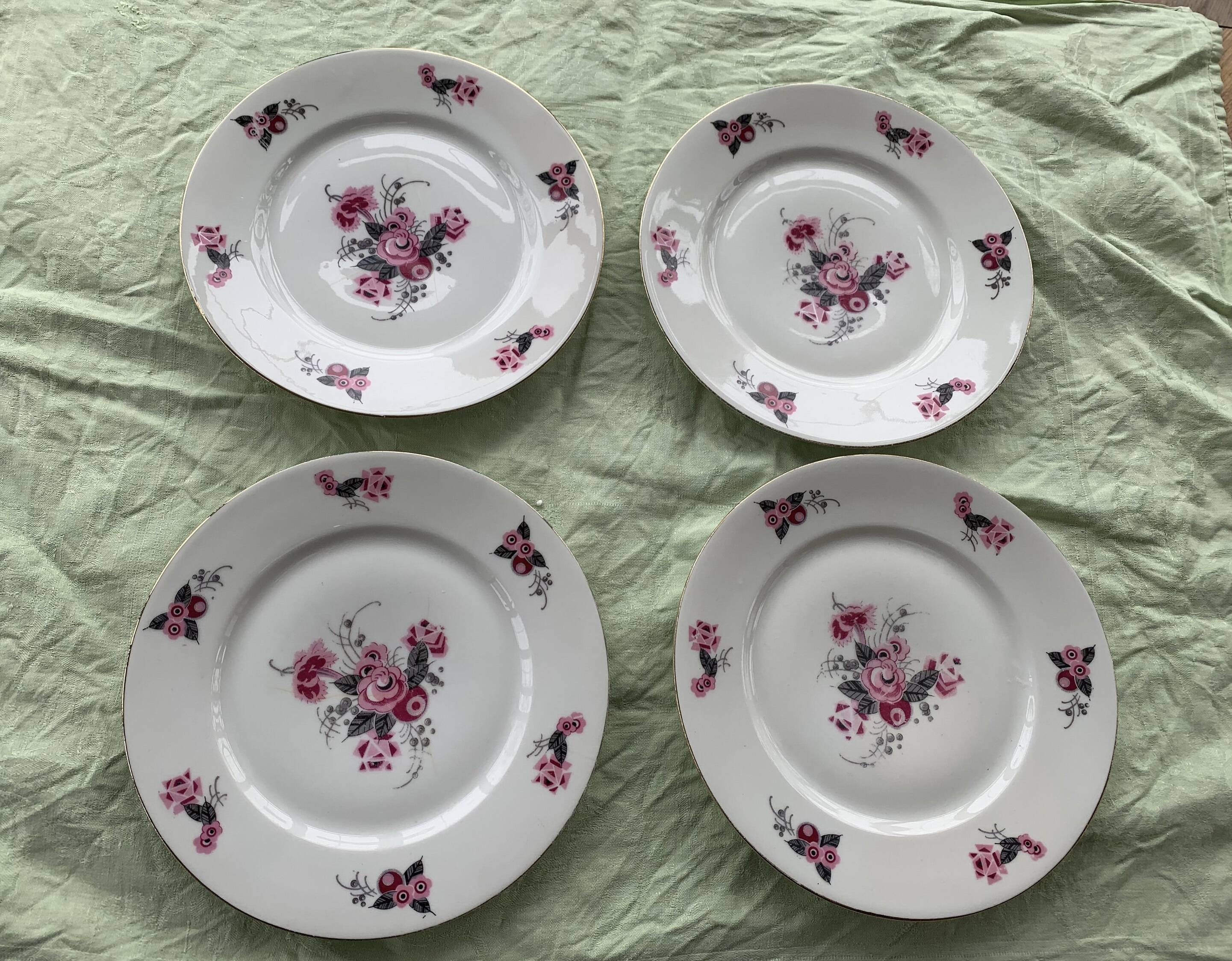 Set of 4 flat plates, in art deco porcelain